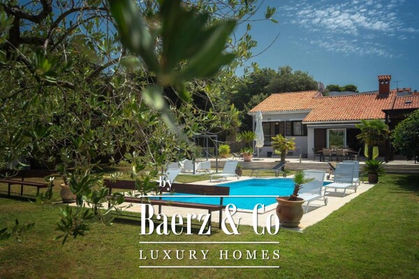 photo 8 Pula, beautiful villa with the best position - first row to the sea