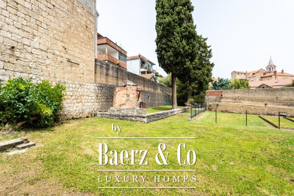 photo 8 Sinj, strict center, house with great potential