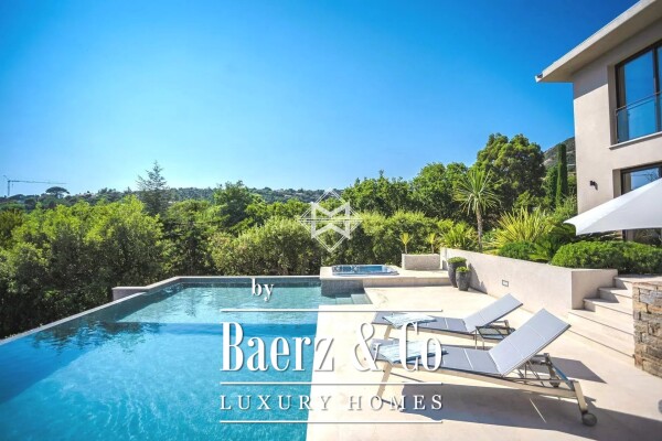 photo 4 Modern villa in a sought after gated domain