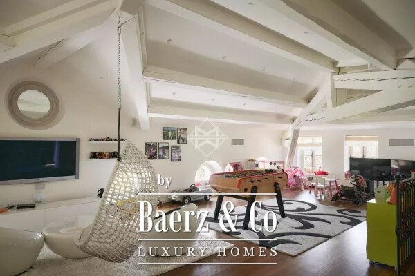 photo 16 Elegant private mansion in the heart of a vast estate