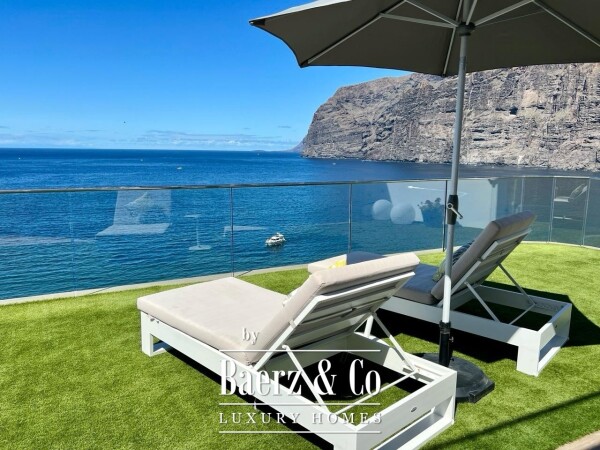 photo 1 Magnificent luxury villa on the seafront