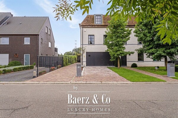 photo 3 Uitzonderlijke Duplex met zicht op kanaal, garage, carport en ruime (wijn)kelder!