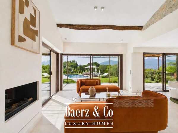 photo 8 Elegant 5-Bedroom Villa with Pool in Castellaras Aréa