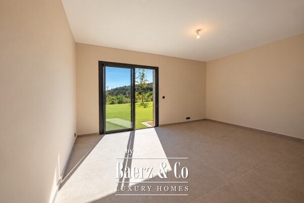 photo 12 Grimaud — Sea-View Luxury Villa with Five Bedrooms and Pool